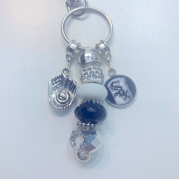 Super Cute Chicago White Sox purse pull/keychain - Picture 4 of 4
